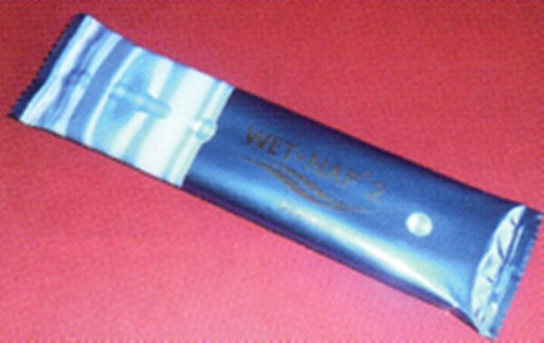 LINGETTES IMPREGNEES NETTOYANTES ET RAFRAICHISSANTES POUR LE VISAGE ET LES MAINS.