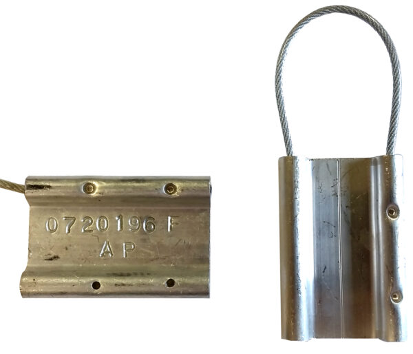 PLAQUETTE DE MARQUAGE ALU 65 X 45 X 10 MM AVEC CABLETTE DIAM 3,5 MM X LONG 20 CM. 45 GR.