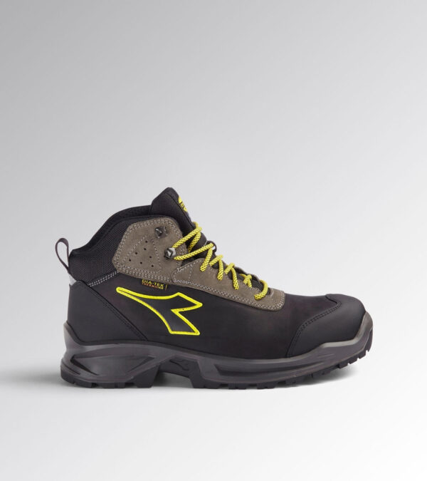 CHAUSSURES DE SÉCURITÉ MID-CUT S3 WR CI SRC IMPERMÉABLE ET THERMO-ISOLANTE EN CUIR ITALIEN PULL-UP NUBUCK ET CROÛTE DE VELOURS HYDROFUGE DE COULEUR NOIR ET JAUNE .DIATEX EST UNE MEMBRANE EXCLUSIVE IMPERMÉABLE ET RESPIRANTE DÉVELOPPÉE PAR DIADORA UTILITY EN MESURE DE GARANTIR UN ENVIRONNEMENT SEC ET CONFORTABLE AU PIED, ASSURANT UNE RESPIRABLE ET UNE IMPERMÉABILITÉ MAXIMALES DE LA CHAUSSURE.