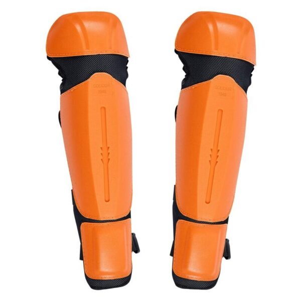 PROTEGE TIBIA SOUPLE AVEC COQUE DE PROTECTION AJUSTABLE POUR LE DEBROUSSAILLAGE. NOIR/ROUGE