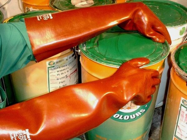 GANT PETROLIER CAT 3, RAFFINAGE, CARBURANT, ASSAINISSEMENT. PVC LISSE ROUGE TOUT ENDUIT, LONG 40 CM, TU (9/10)