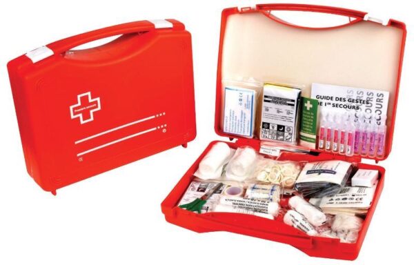 TROUSSE DE SECOURS GENERAUX 8 A 20 PERSONNES avec poignée de transport et support mural (réalisé par rapport aux risques les plus fréquemment rencontrés, afin d’apporter une réponse adaptée aux blessures les plus courantes et conforme aux prescriptions de la Médecine Du Travail). Coffret en polypropylène. Dimensions : 355 x 245 x 120 mm. Comprenant : 1 coussin compressif, 1 sachet Minigrip grand modèle, 10 compresses non tissées 20 x 20 cm, 10 compresses non tissées 30 x 30 cm, 40 pansements non tissés 4 tailles, 3 bandes extensibles 3 m x 7 cm, 3 bandes extensibles 3 m x 10 cm, 1 bande de crêpe 3 m x 10 cm, 100 doigtiers latex en sachet, 1 couverture de survie, 1 écharpe triangulaire, 1 masque de bouche à bouche, 1 sparadrap micropore 5 m x 2 cm, 1 ciseau Lister 15 cm, 1 pince à échardes, 2 pochettes de froid petit modèle, 1 sac isothermique avec étiquette membre sectionné, 2 pansements absorbants, 8 lingettes chlorhexidine, 8 gels Arnica 2 ml, 4 gels brûlures 3,5 g, 4 mèches nasales, 10 lotions oculaires 5 ml, 1 épingle de sûreté par 12, 3 paires de gants vinyle, 2 sutures adhésives 6 mm x 100 mm (Pack de 5), 1 suture adhésive 6 mm x 75 mm (Pack de 3), 1 livret, 1 étiquette de contrôle.